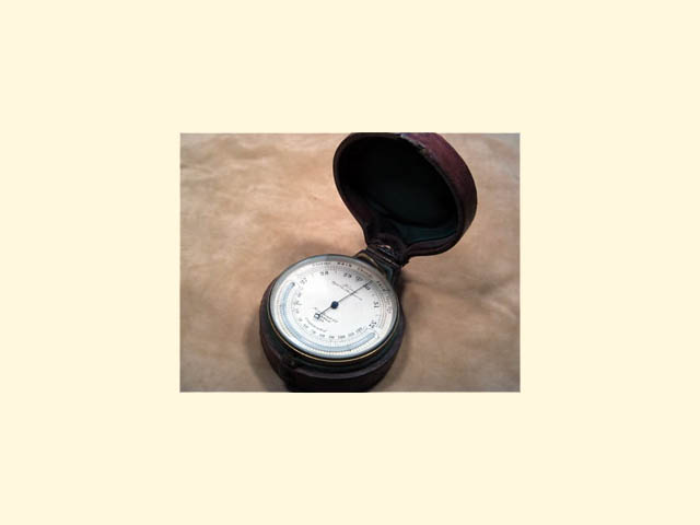 Pocket barometer with curved thermometer
