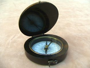 Mahogany circular pocket compass